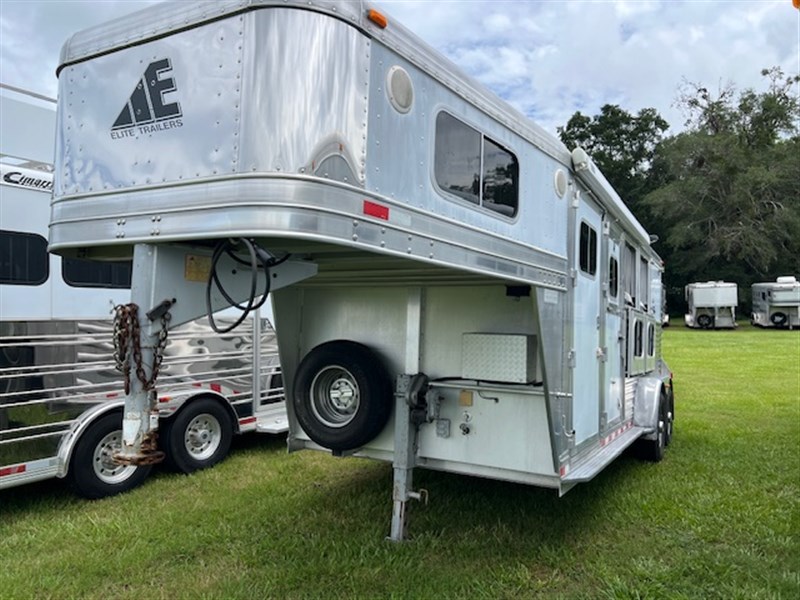 2005 Elite 2 horse w/7' living quarters and generator