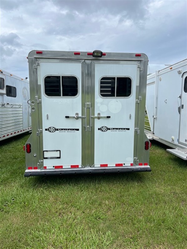 2005 Elite 2 horse w/7' living quarters and generator