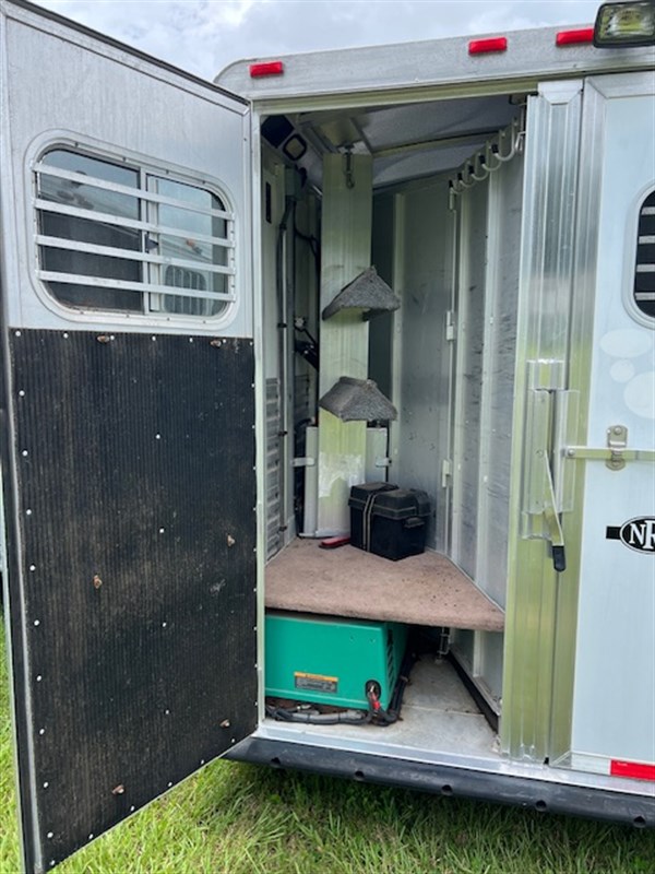 2005 Elite 2 horse w/7' living quarters and generator