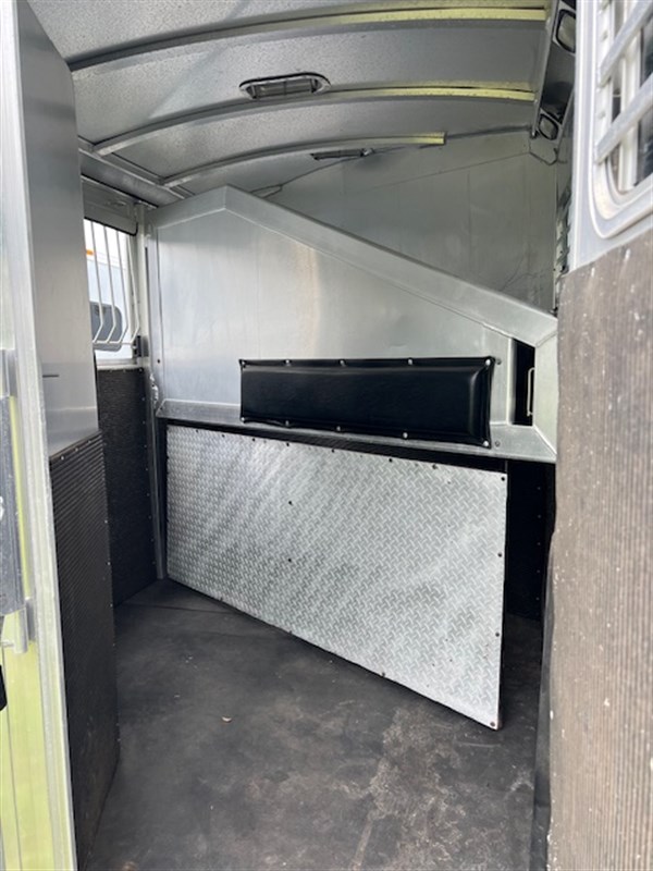 2005 Elite 2 horse w/7' living quarters and generator
