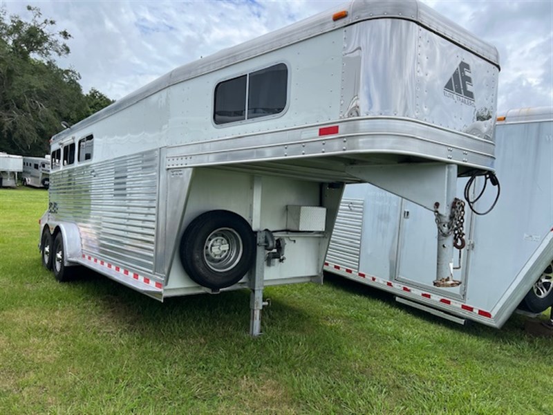 2005 Elite 2 horse w/7' living quarters and generator