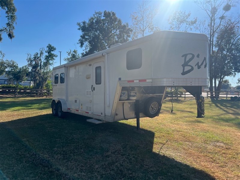 2015 Bison 2 horse stratus w/ 8' living quarters