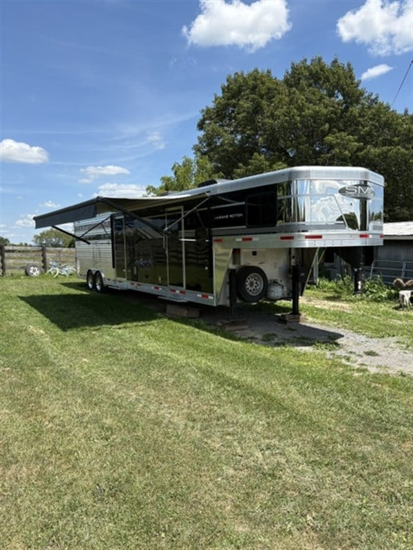 2020 SMC 8' wide 11' lq with midtack and 14' stock area