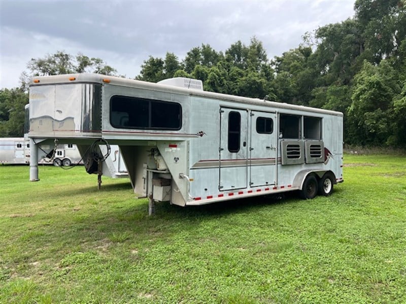 1998 Sundowner 3 horse with 6' living quarters