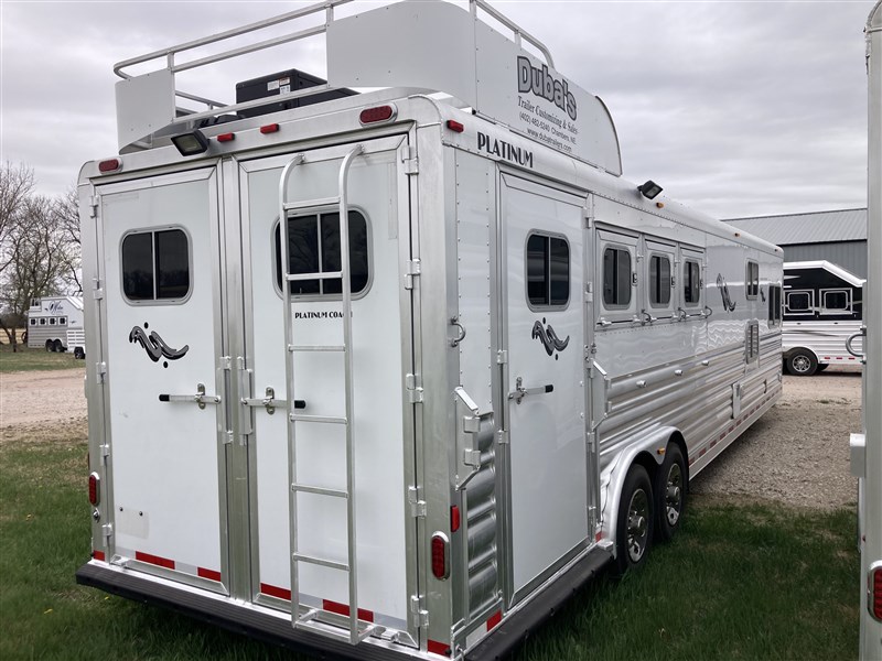 2011 Platinum Coach 4 horse with lq & bunk beds