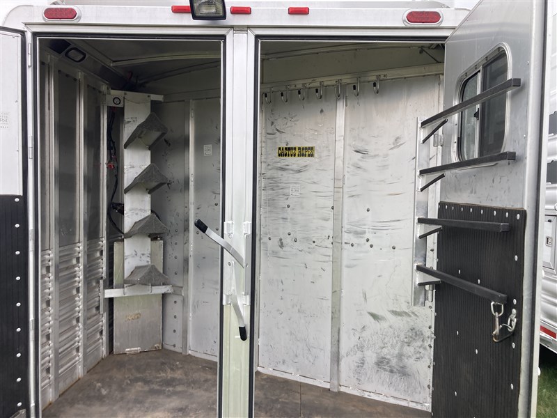 2011 Platinum Coach 4 horse with lq & bunk beds