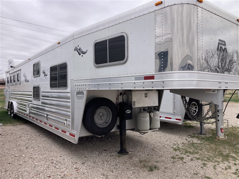 2011 Platinum Coach 4 horse with lq & bunk beds