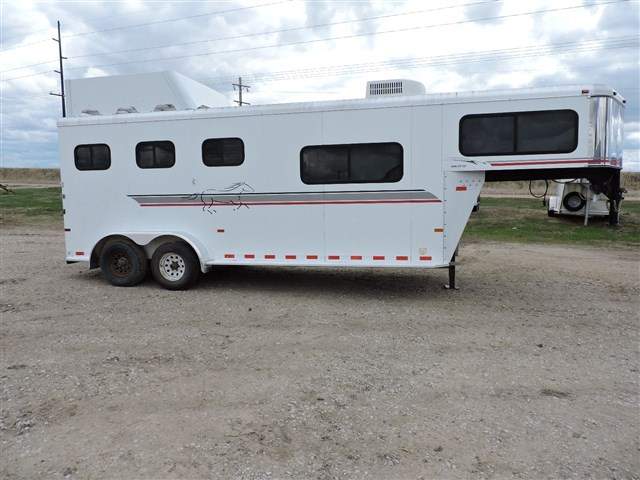 2007 Sundowner Sunlite 727 3 Horse 9' Living Quarter Trailer