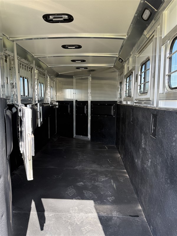 Trailer Photo 7