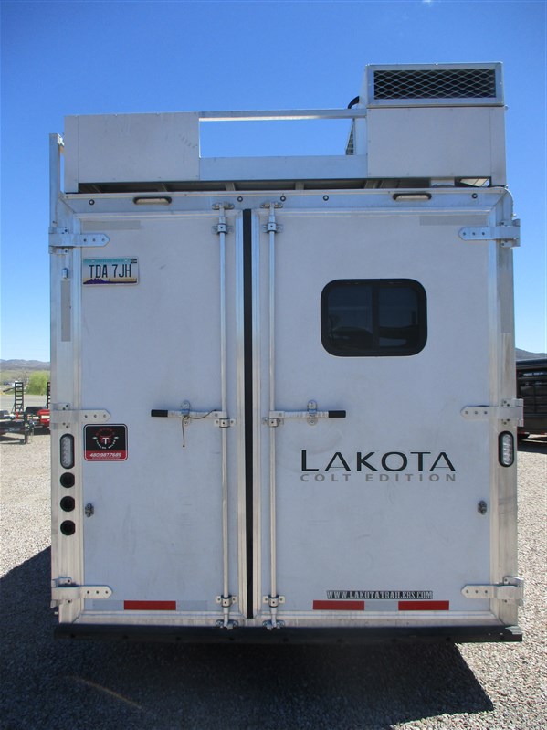 2022 Lakota colt 15' living quarters onan generator