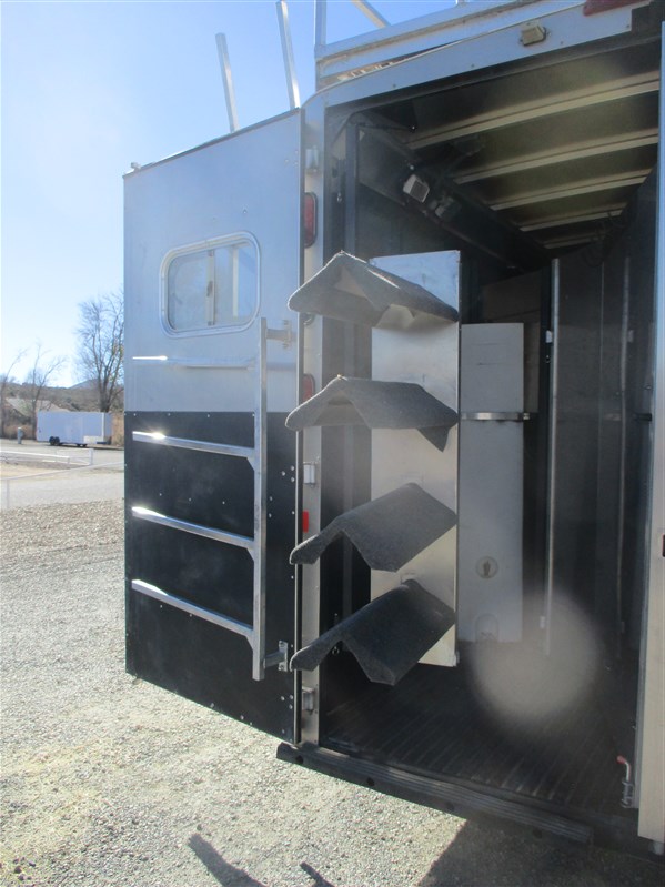 2014 Logan Coach 4 horse with 12' lq