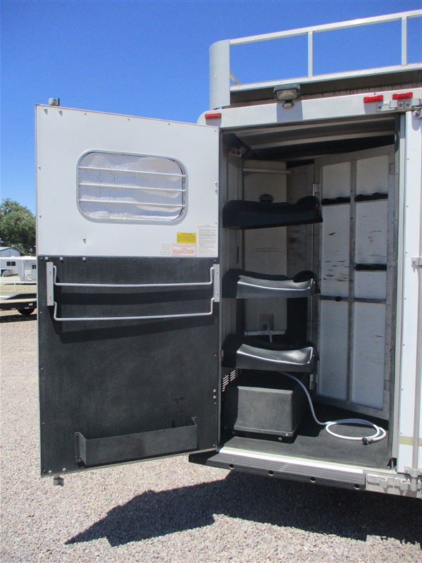 2000 Sundowner 3 horse with 8' lq