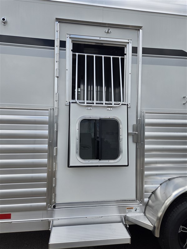 2027 4-star 2h straight load gn w xl tack! 8' tall!