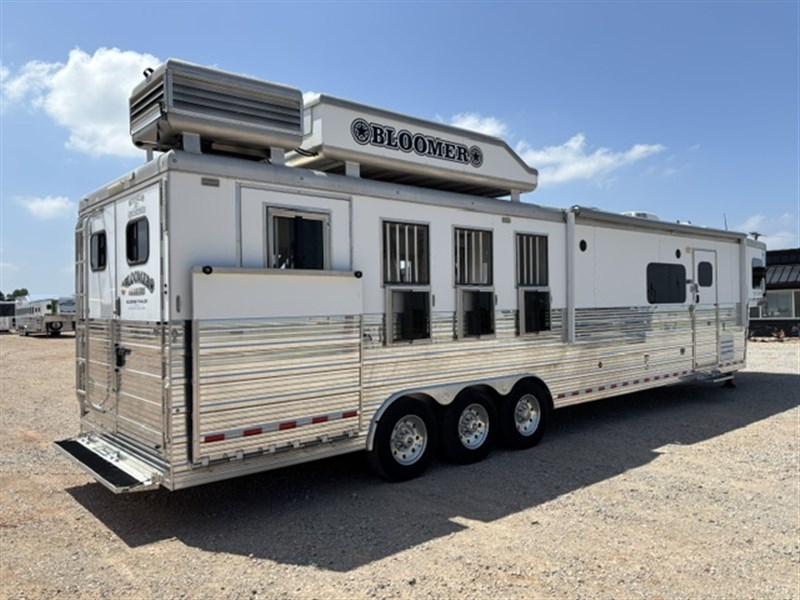 2018 Bloomer bloomer 4h side load 15' outlaw with slide out