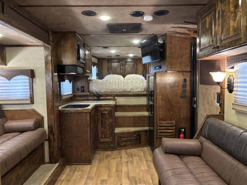 2018 Bloomer bloomer 4h side load 15' outlaw with slide out