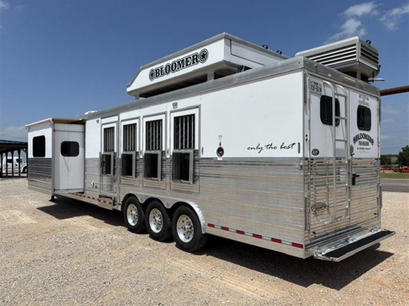 2018 Bloomer bloomer 4h side load 15' outlaw with slide out