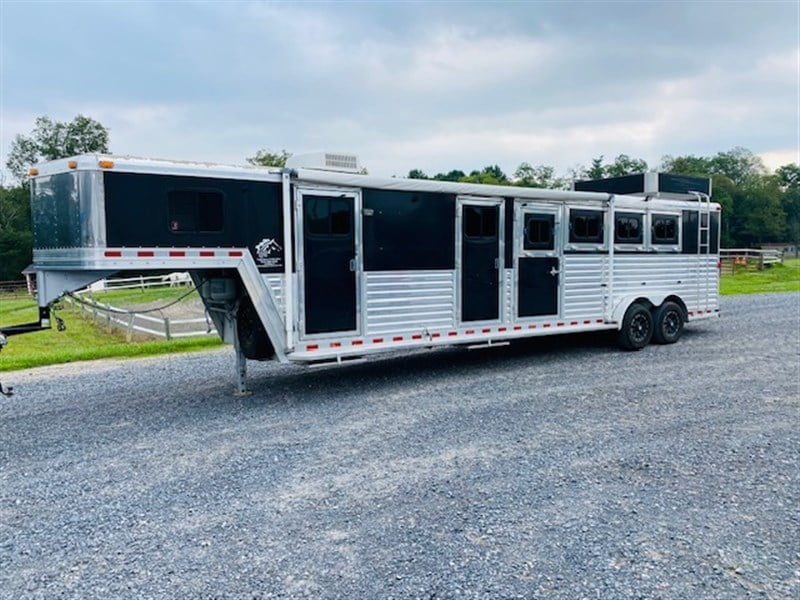 The Ultimate Guide to Dream Coach Horse Trailers in the USA