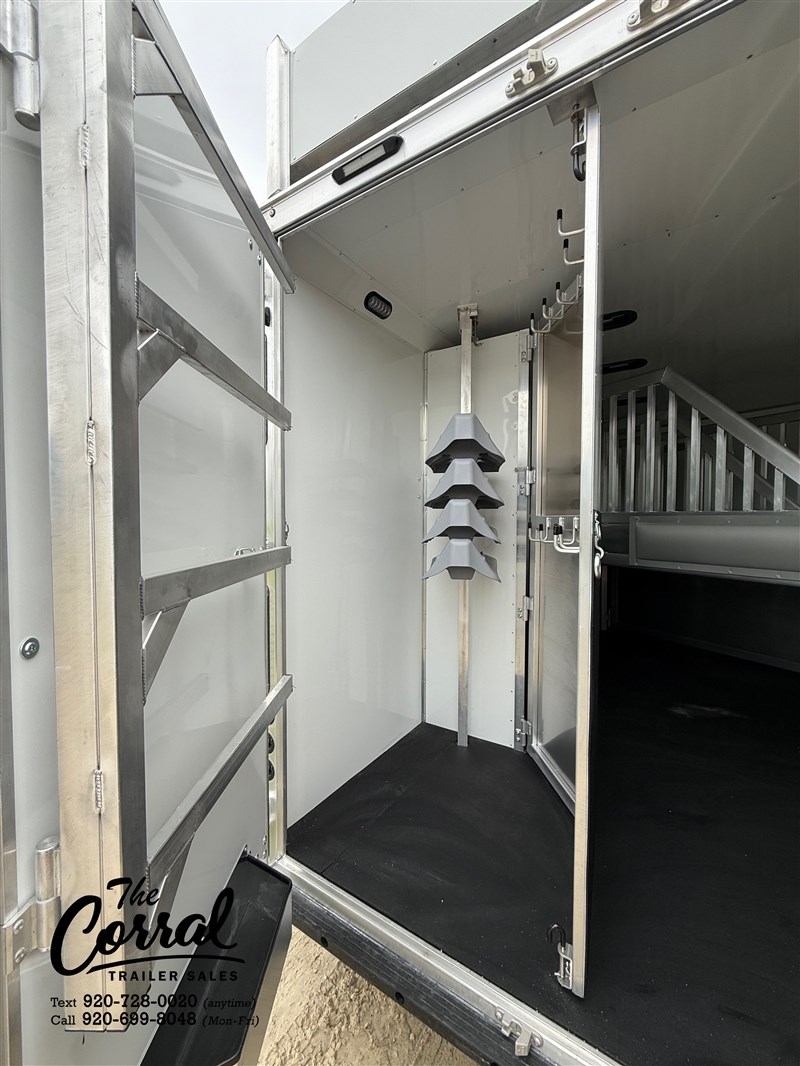 2026 smc laramie 8413 4h 13’ sw, sofa glide with bar