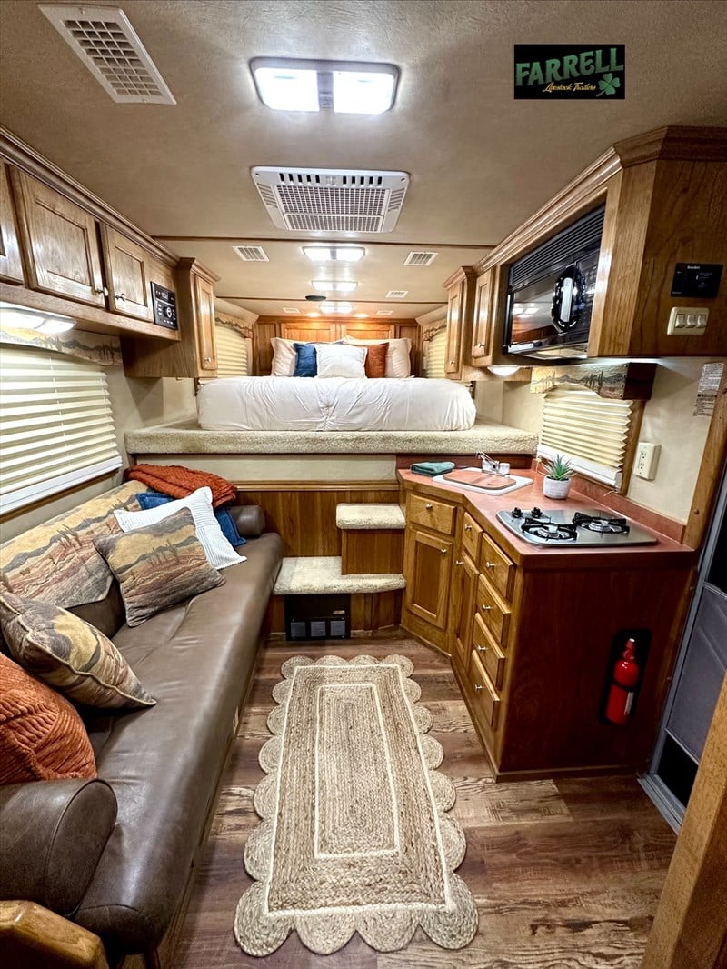 2003 4 STAR 12' OUTLAW LQ/MANGERS/HAYPOD/WALK-THRU DOOR/SMARTV