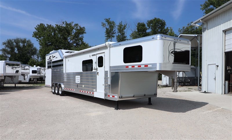 2026 4 Star 4+1 Side Load, 15'9 Trail Boss LQ, Generator, Ramp