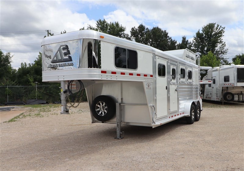 2025 Elite 3H Dressing Room, Hay Rack & Collapsible Rear Tack