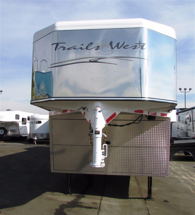 2017 Trails West Classic 4 horse w/ bunk beds