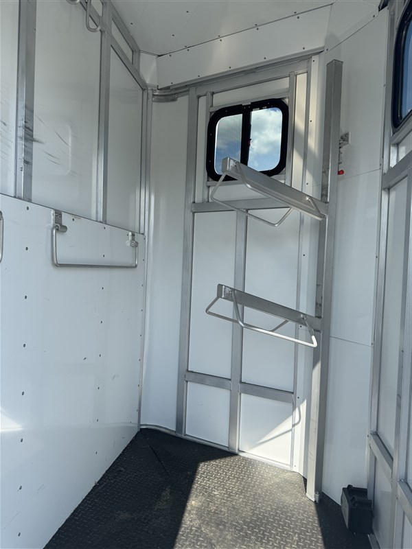 2020 Trailers Usa 2 horse slant, all aluminum, ramp