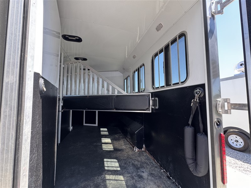 Trailer Photo 11