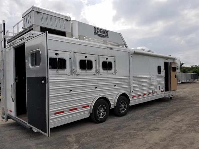 Logan Razor Trailer 2017 Logan Logan Coach RAZOR 3H w/living Quarters - Generator