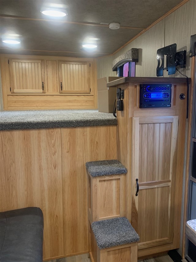 2021 Bison 7208 Quickdraw 2 Horse Living Quarters Trailer