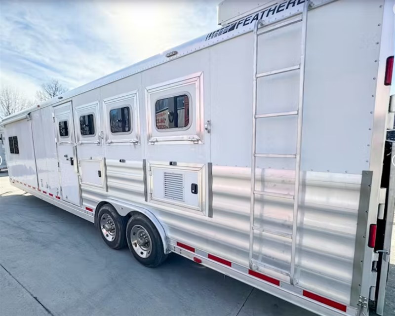 2015 Featherlite 8581 bunk