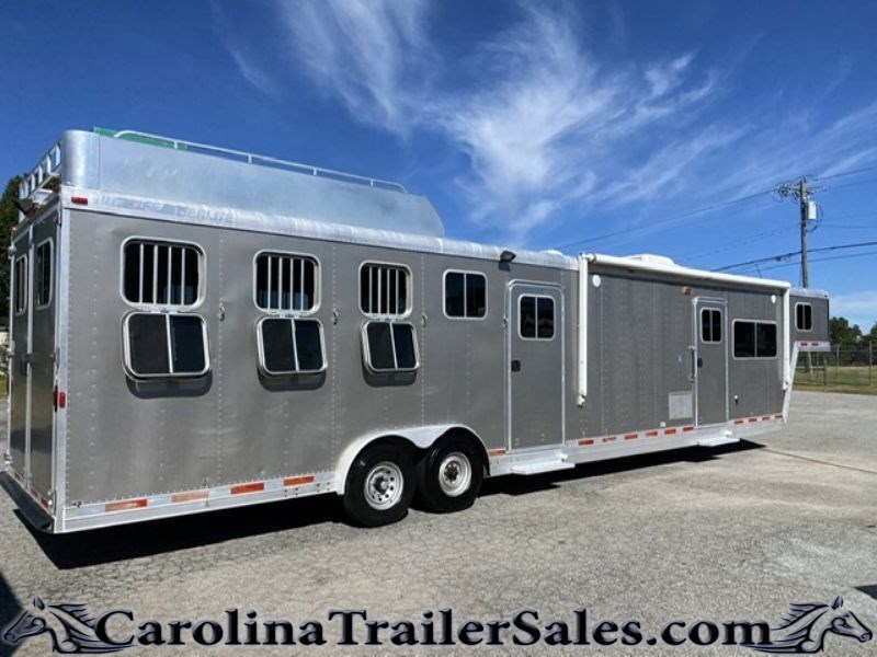 2024 Featherlite 4H 17' LQ, Mid Tack, Hay Rack, Generator