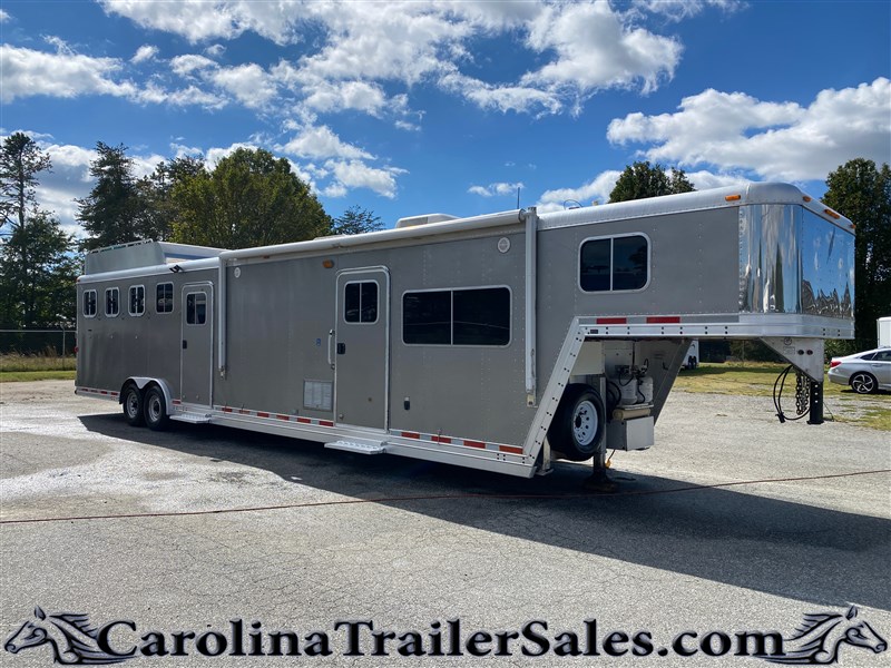 2024 Featherlite 4H 17' LQ, Mid Tack, Hay Rack, Generator