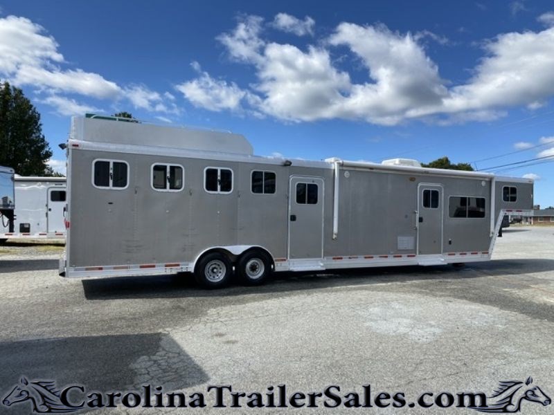 2024 Featherlite 4H 17' LQ, Mid Tack, Hay Rack, Generator