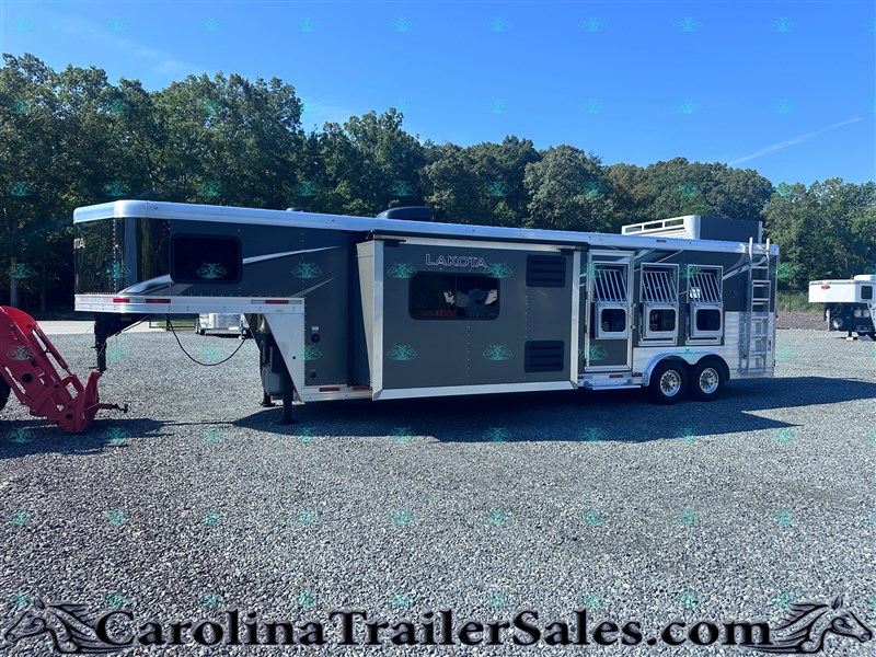 2023 Lakota 3H 14' LQ, Slide, Hayrack, Rear Ramp, Mangers