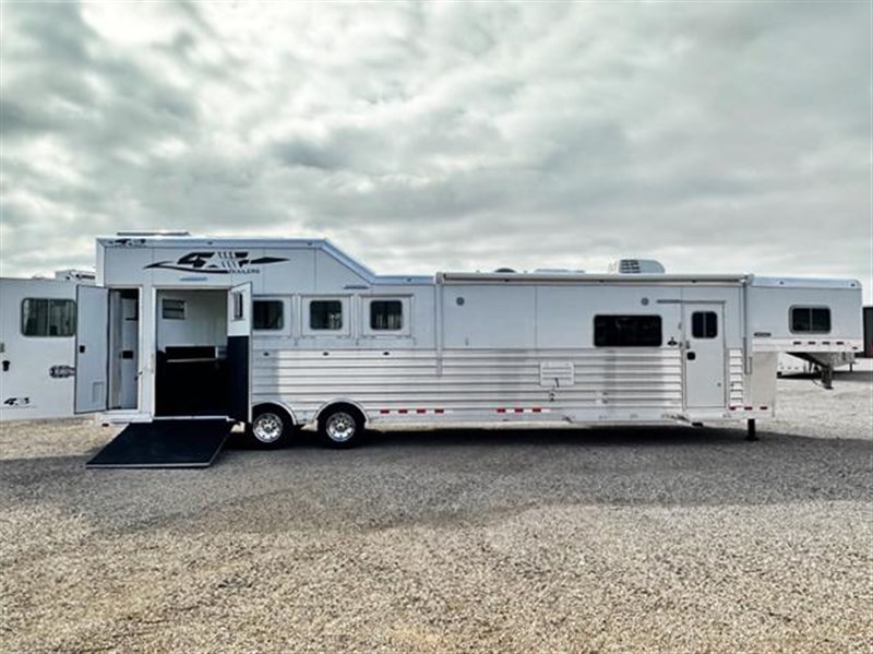 2023 4-star living quarter horse trailers