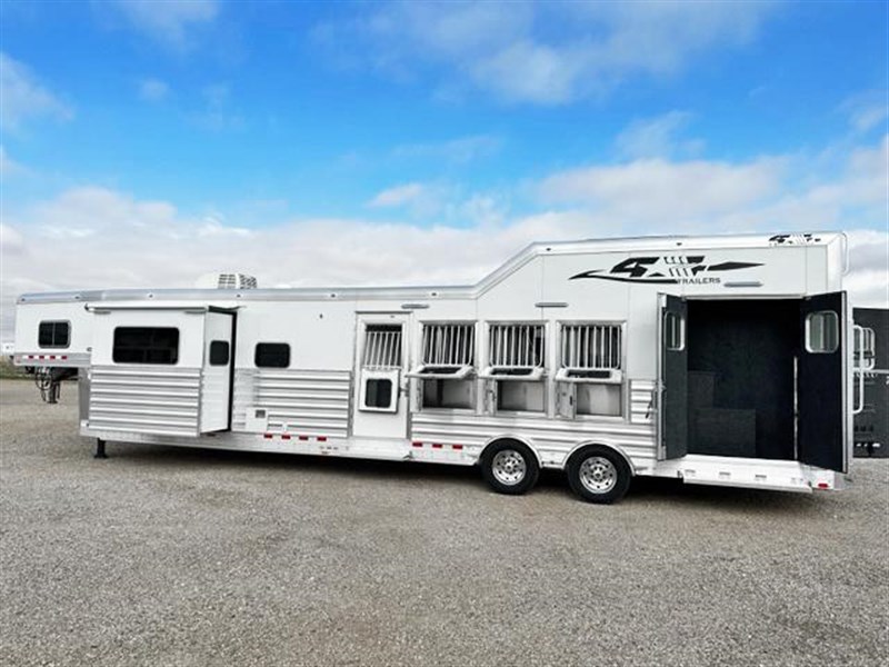 2023 4-star living quarter horse trailers