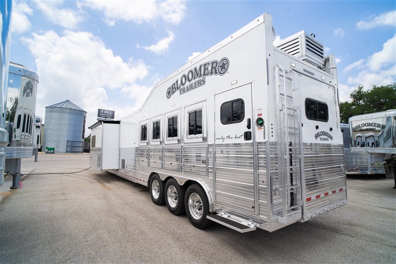2025 Bloomer 4 horse 20'6" gooseneck outlaw living quarters '25