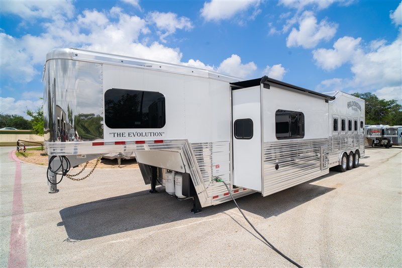 2025 Bloomer 4 horse 20'6" gooseneck outlaw living quarters '25