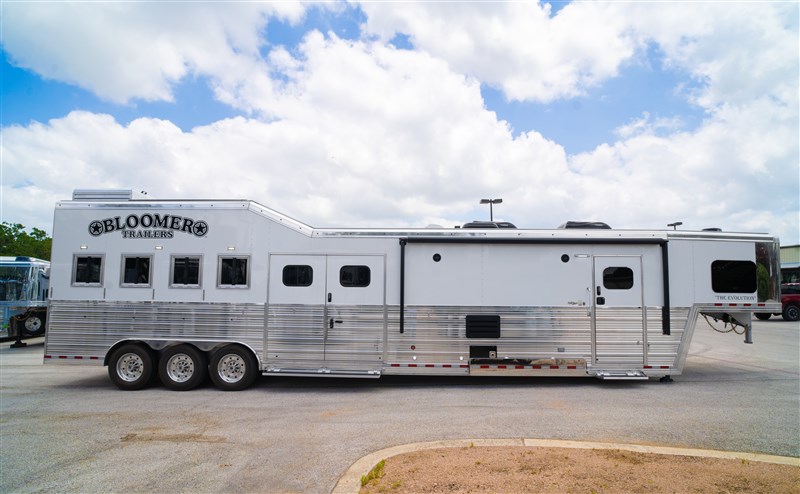 2025 Bloomer 4 horse 20'6" gooseneck outlaw living quarters '25
