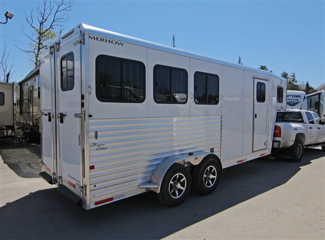 2018 Merhow Bronco 3 Horse Slant Gooseneck w/Rear Tack