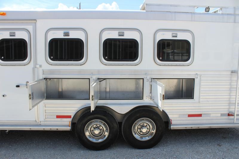 2002 Cherokee 4 horse living quarter- with new paint!