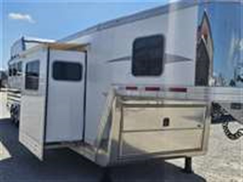 2019 Featherlite 3horse living quarter