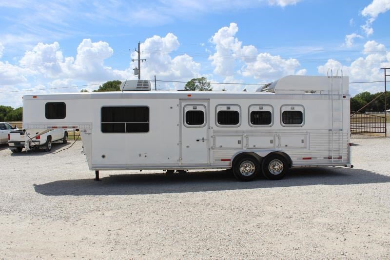 2002 Cherokee 4 horse living quarter- with new paint!