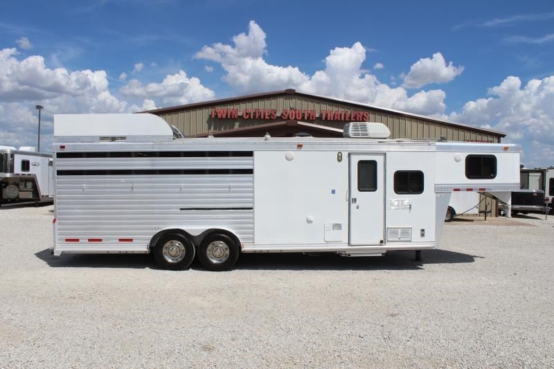 2002 Cherokee 4 horse living quarter- with new paint!