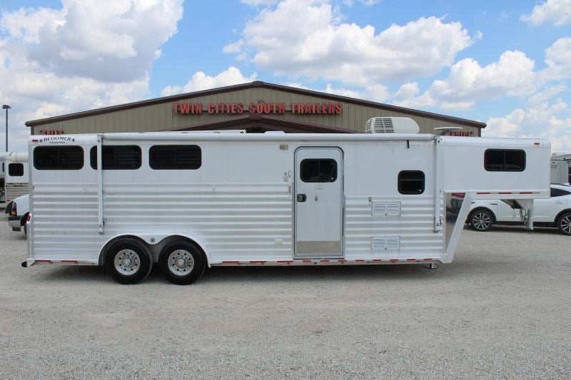 1999 Bloomer 3 horse 11' living quarter