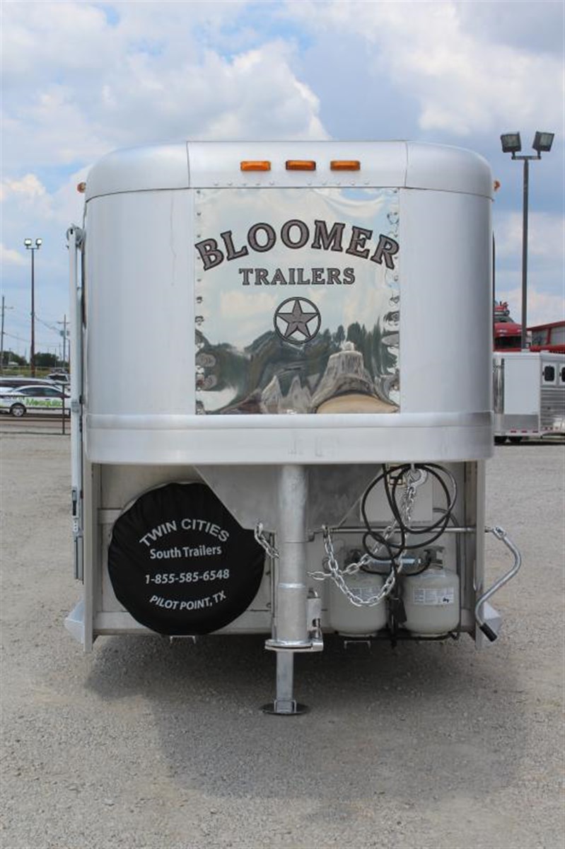 1999 Bloomer 3 horse 11' living quarter