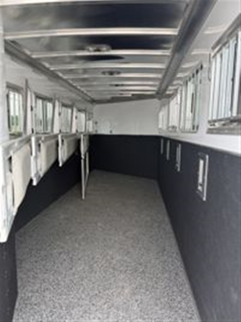Trailer Photo 11