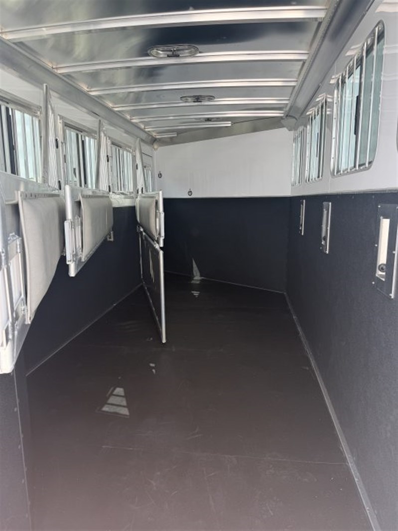 Trailer Photo 11