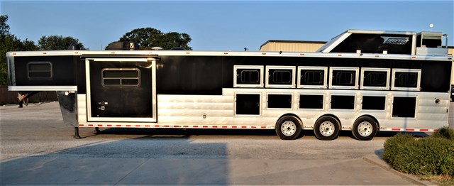 2019 Twister 6 Horse 11' Short Wall 7' Slide Out